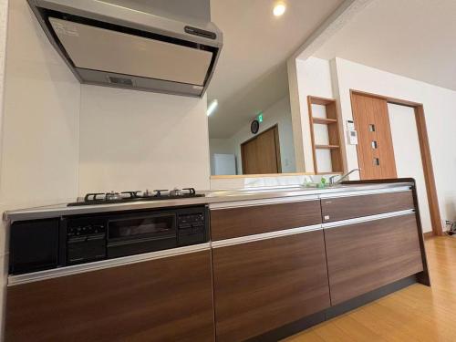 a kitchen with a sink and a stove at 松江の里東津田店 in Matsue