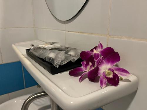 eine lila Blume auf einem Waschbecken im Bad in der Unterkunft Sabai House in Ko Phi Phi