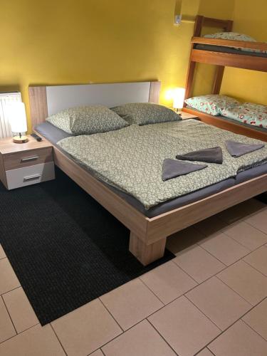 Ένα ή περισσότερα κρεβάτια σε δωμάτιο στο Chaloupka