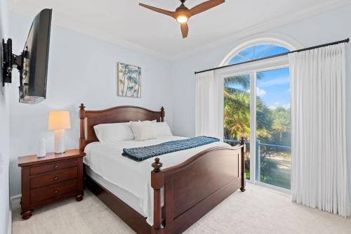 una camera da letto con un letto e una grande finestra di 7791 Highway A1A a Ballard Pines