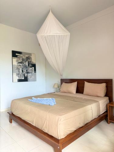 a bedroom with a large bed with a net at Manta Manta Guesthouse in Labuan Bajo