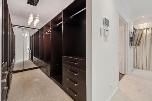 Koupelna v ubytování Luxury Villa W Pool & Spa 5 BEDROOMS