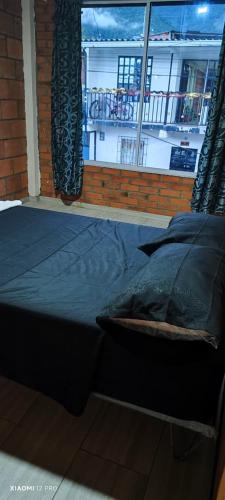 een bed in een kamer naast een raam bij Apartamento Lago Calima in Calima