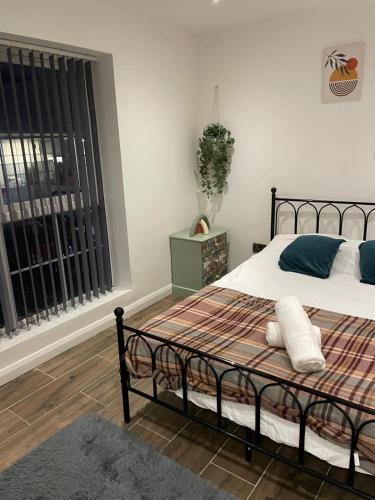 En eller flere senge i et værelse på The Cotes Suite by Nestura