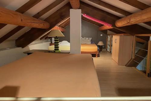 une chambre avec un lit et une table dans une pièce dans l'établissement Maison confortable à Velleron de 50 m² avec piscine, à Velleron