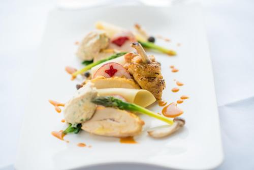 ホテルの敷地内または近くでの食事または食べ物