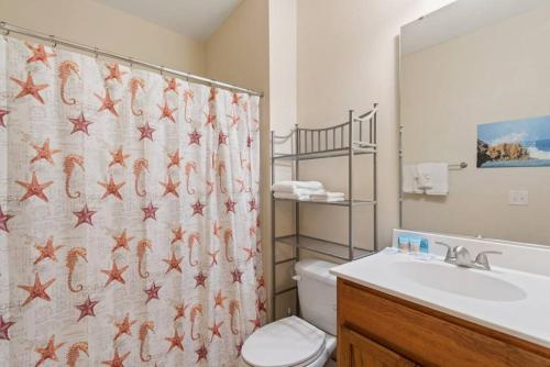 Et badeværelse på Dog Friendly 2Bdrm- Free Christmas Gift w Stay