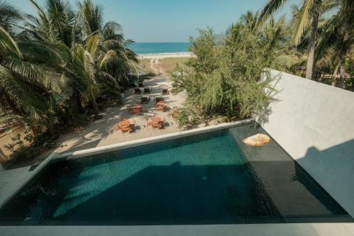 an overhead view of a swimming pool next to a beach at Notto Zicatela Hotel in Puerto Escondido