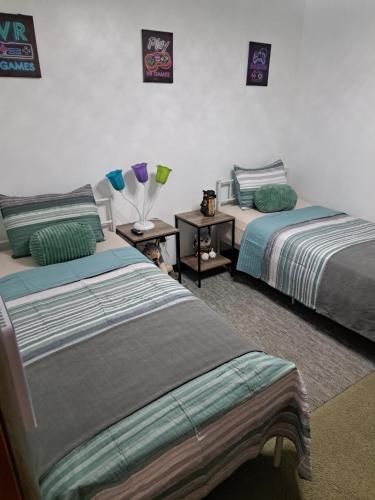 En eller flere senge i et værelse på Fun Home in Pocono with Gameroom-Firpit-BBQ Grill-TV and AC in all rooms