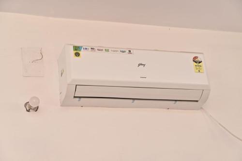 una luce appesa al soffitto in una stanza di Luv Kush Homestay Ayodhya call now- 7,5,6,5,9,2,4,8,4,4 a Ayodhya