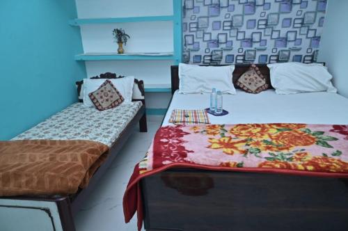 una camera con due letti e un tavolo di Luv Kush Homestay Ayodhya call now- 7,5,6,5,9,2,4,8,4,4 a Ayodhya