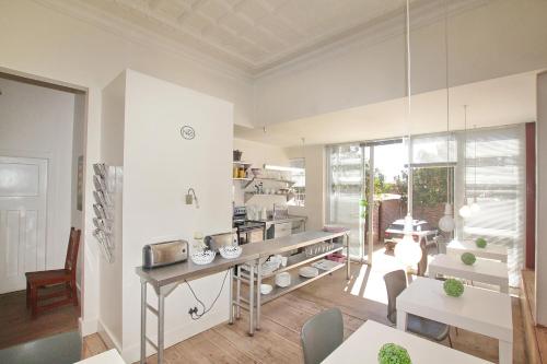 a kitchen and dining room with a table and chairs at Motel Mi Pi Chi in Johannesburg