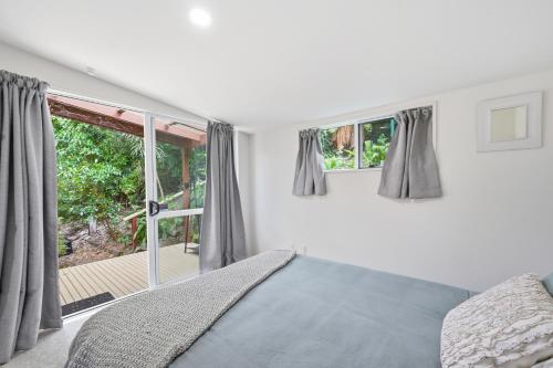 Giường trong phòng chung tại Harbour Heights - Akaroa Holiday Home