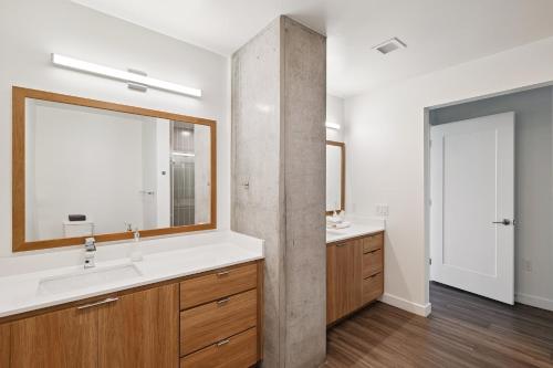 Et badeværelse på CozySuites at Adeline