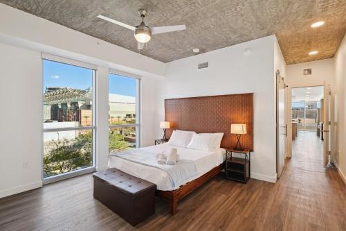 En eller flere senge i et værelse på CozySuites at Adeline