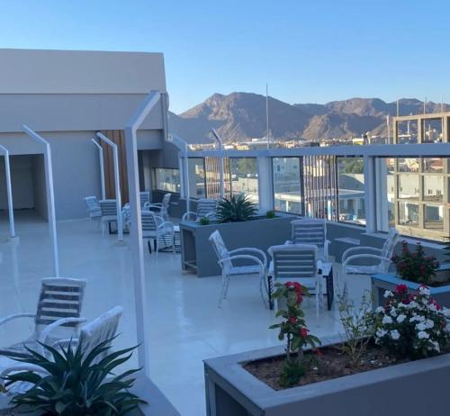 Cảnh núi rừng hoặc tầm nhìn ra núi từ khách sạn