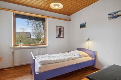 een bed in een kamer met een raam en een bed sidx sidx sidx bij Cozy Holiday Home In Thisted in Thisted