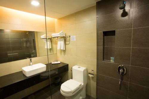 Bathroom sa Prescott Hotel Kuala Lumpur Medan Tuanku
