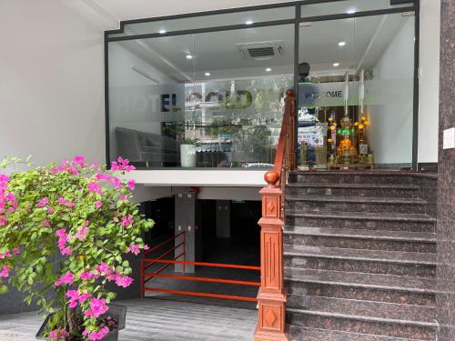 een winkelpui met een trap en een glazen raam bij Golden Hotel in Ho Chi Minh-stad