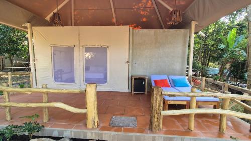een veranda van een tent met 2 stoelen en een tafel bij Valley Village Phu Quoc in Phu Quoc