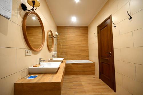 Ένα μπάνιο στο Premier Hotel Pochaiv