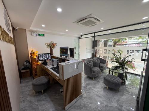 een bureau met een computer en stoelen bij Golden Hotel in Ho Chi Minh-stad