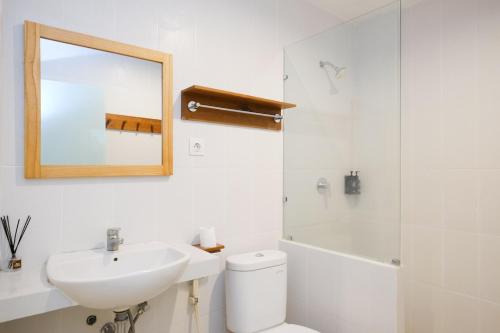 Koupelna v ubytování Urbanview Code Riverstay Yogyakarta