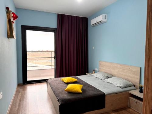 Postel nebo postele na pokoji v ubytování Nice Flat in Caesar Resort