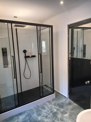 een douche met een glazen deur in een kamer bij Villa de caractère climatisée avec piscine135 av charles boyer La Ferrage in Aups