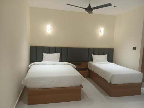 Giường trong phòng chung tại BAELTREE HOTEl