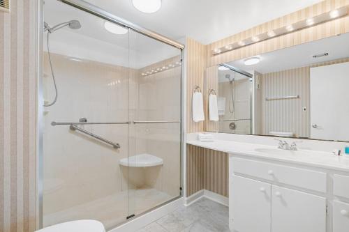 een badkamer met een douche, een toilet en een wastafel bij Sea Marsh II Stunning Beachfront Stay in Myrtle Beach