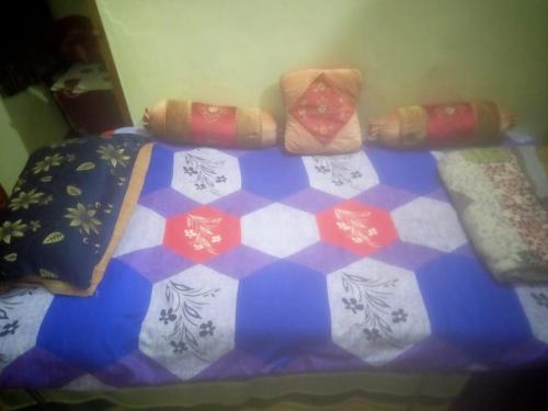 Ein Bett oder Betten in einem Zimmer der Unterkunft Shree Balashish Home Stay