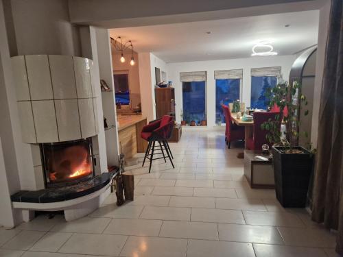 - un salon avec une cheminée au milieu dans l'établissement Villa Dubravka, à Kladje