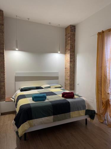 een slaapkamer met een bed met een gestreepte deken bij PiTer House in Lusciano