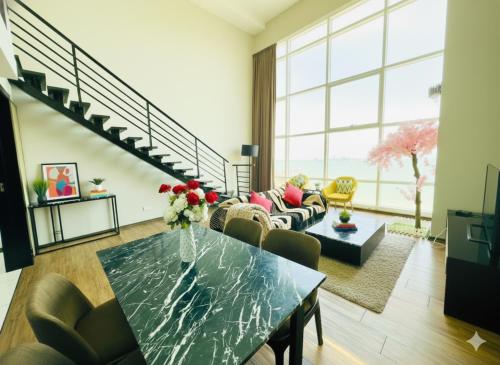 Et opholdsområde på High-Floor Seaview 2BR in Georgetown Pool Gym Loft at Maritime Suite