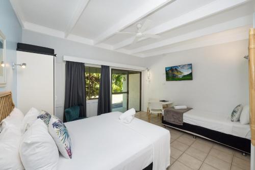 a hotel room with two beds and a table at Unit 133 Amaroo Standard Twin Studio Apartment in Nelly Bay