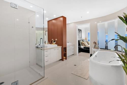 Et badeværelse på Belle Maison Apartments - Official