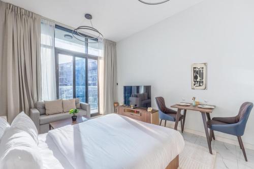 阿布扎比Bloomfields Iconic Studio at The Gate, Masdar City的白色卧室配有床和桌椅