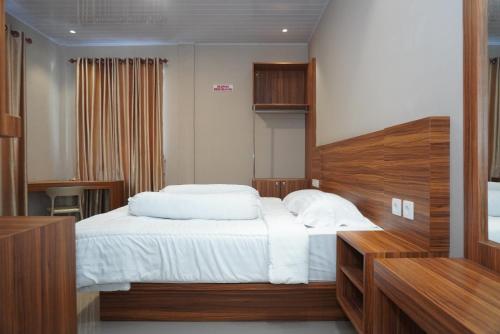 En eller flere senge i et værelse på Sinok Homestay Parapat