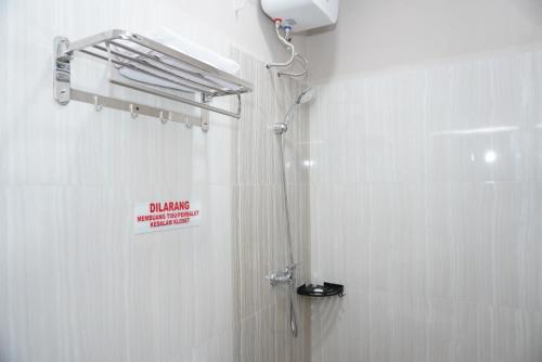 Et badeværelse på Sinok Homestay Parapat