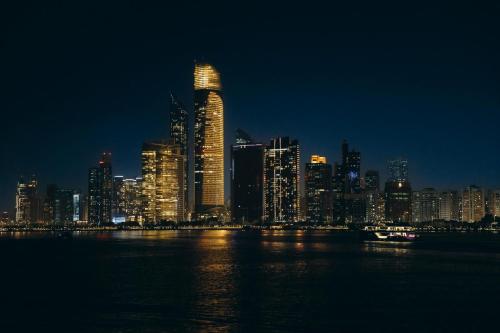 Γενική άποψη της πόλης Άμπου Ντάμπι ή θέα της πόλης από  αυτό το δωμάτιο σε οικογενειακή κατοικία