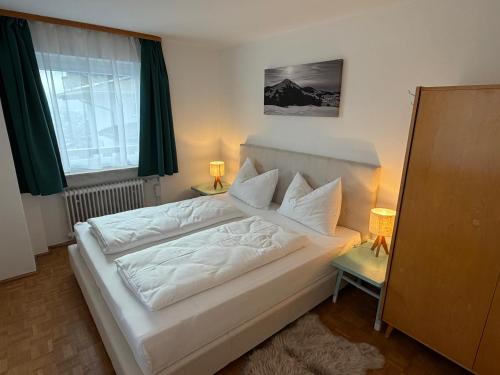 En eller flere senge i et værelse på Gruber Alpin Living