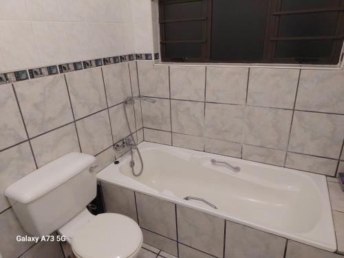 Et badeværelse på Clearview Estuary Apartment 3