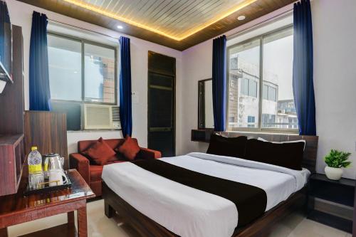 DarbhangaHOTEL O MJ INN的带床、沙发和窗户的卧室