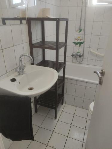 een badkamer met een wastafel en een ligbad bij Ganze Wohnung mit privatem Balkon in Gelsenkirchen