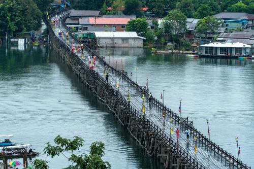 Udsigt til en flod der løber i nærheden af hotellet