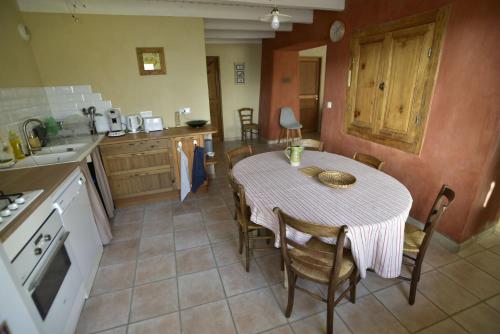 Kuchyň nebo kuchyňský kout v ubytování La Chalentine