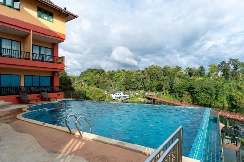 Swimmingpoolen hos eller tæt på Samprasob Resort