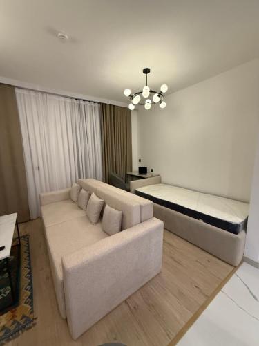 un salon avec un canapé et un lit dans l'établissement Ugam revers Apartments, à Khumson