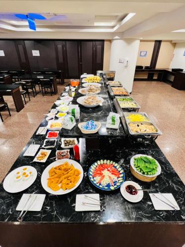 een lange tafel gevuld met verschillende soorten voedsel bij 丰居一中 Via Garden Hotel in Taichung